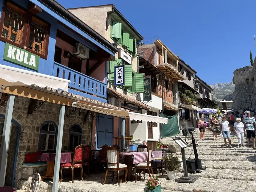 Bar Kral Nikola Sarayı Bahçesinde