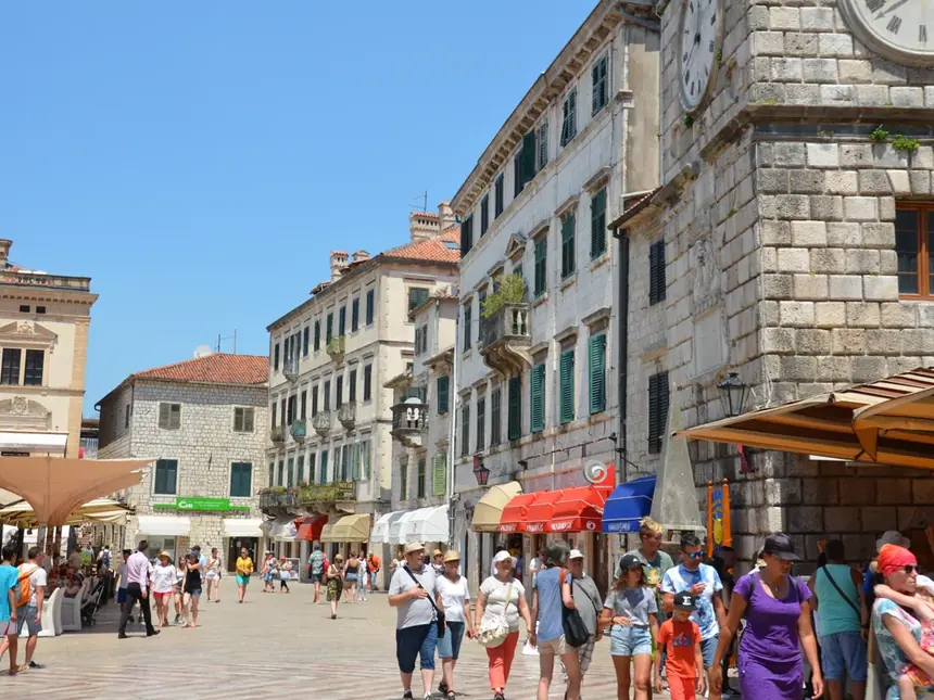 Kotor Kotor Eski Şehir'de Mumlu Sokak Teklifi